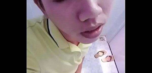  Đang đi làm , nứng quá vào WC suck lun